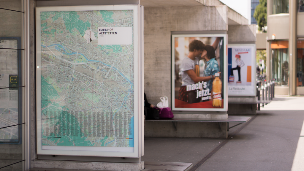 cartelloni in stazione