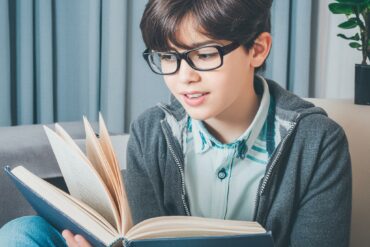 ragazzino che legge un libro 54088