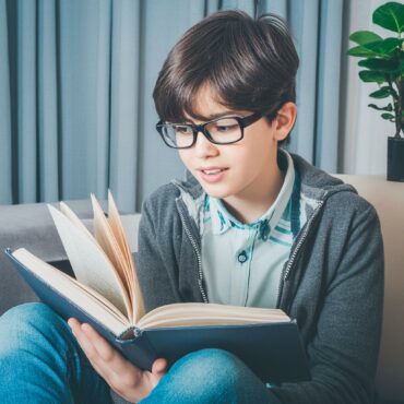 ragazzino che legge un libro 54088